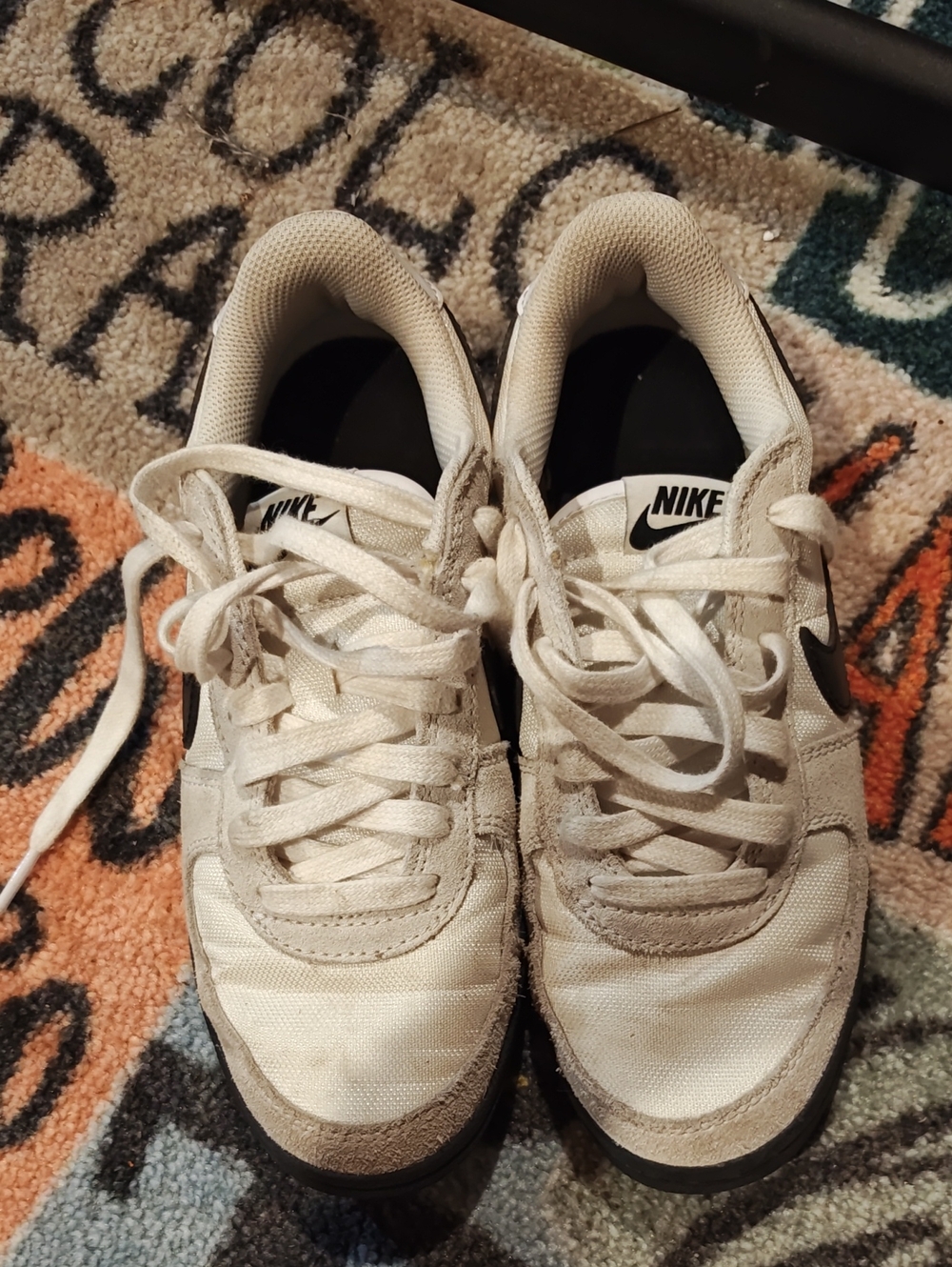 Boys Nike White and Black Low-Top Sneakers - Picture 1 of 4